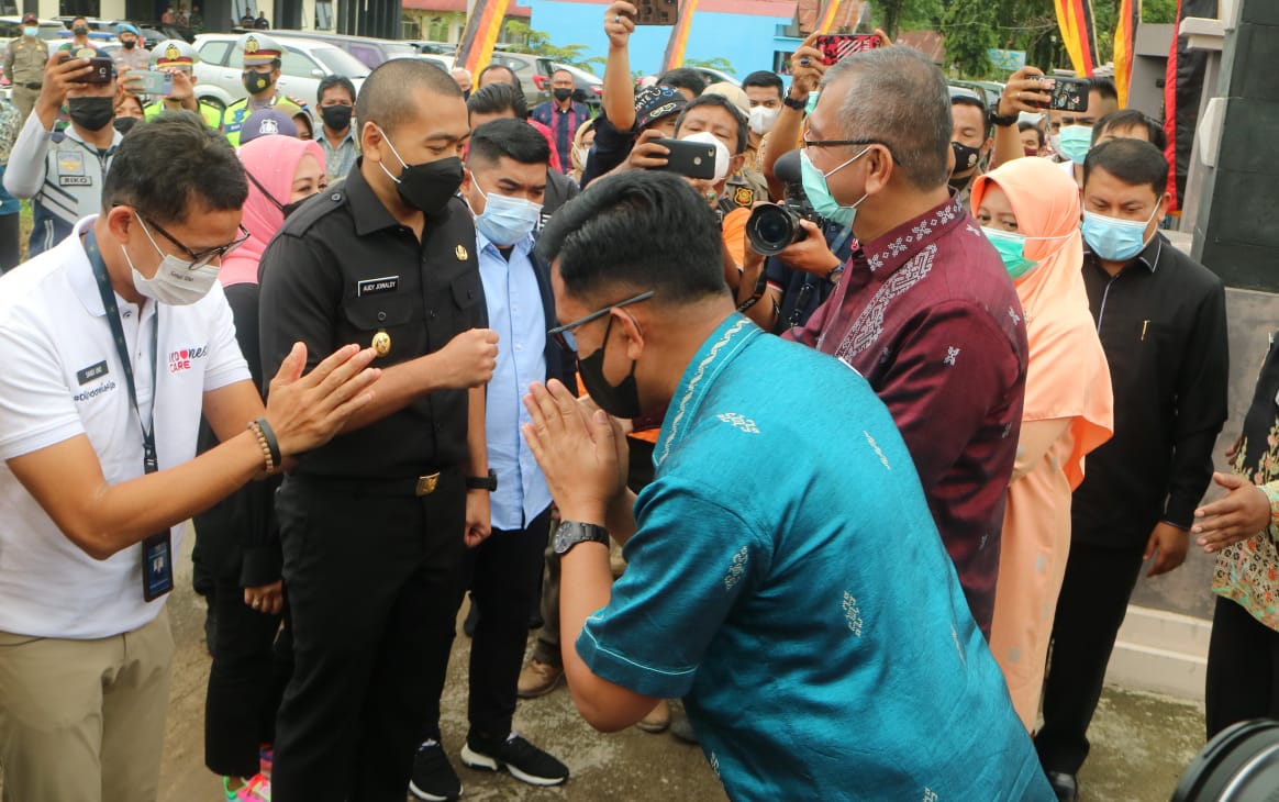 Walikota dan Wakil Walikota Payakumbuh sambut kedatangan Menteri Pariwisata dan Ekonomi Kreatif Sandiaga Uno ke Sentra IKM Randang